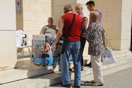 Volonteri „U ime obitelji“ omogućuju izjašnjavanje građana ispred crkava u Splitu