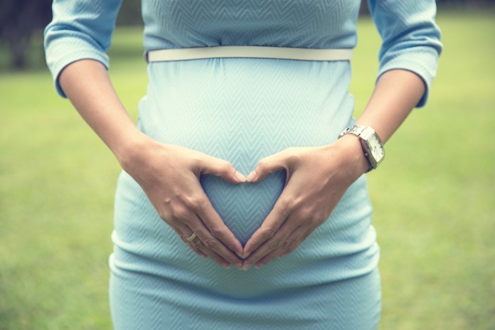 Britanski liječnici više neće koristiti pojam „majka“ već „trudna osoba“ zbog transrodnih osoba!