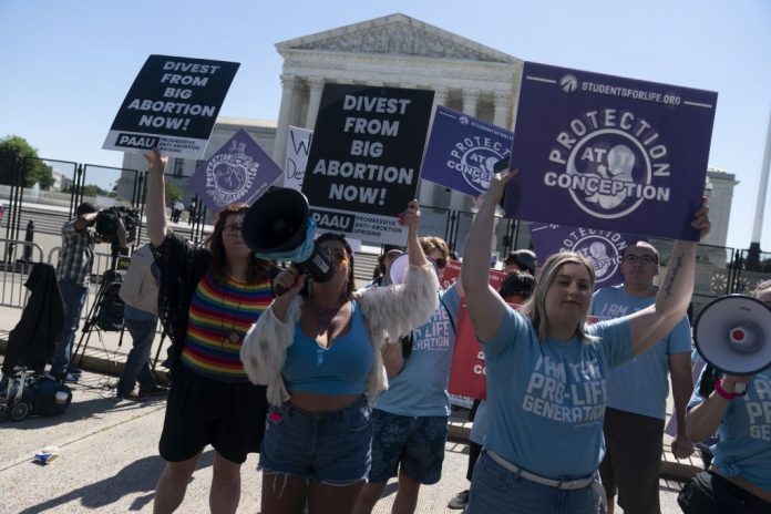 Prijelomna vijest: Vrhovni sud SAD-a srušio ustavnu zaštitu pobačaja!