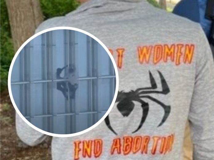 Kakav podvig: ‘Pro-life Spiderman’ penje se na zgrade kako bi ‘spasio živote nedužnih beba’
