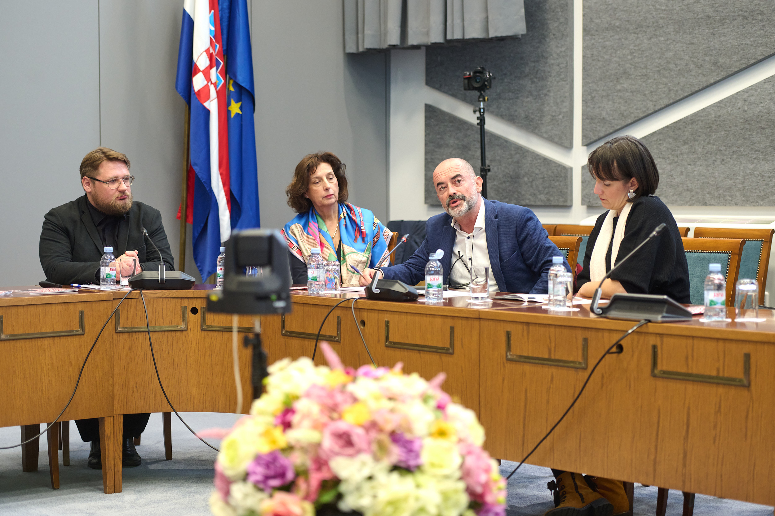 Analiza-Novosti-uio-okrugli-stol-44