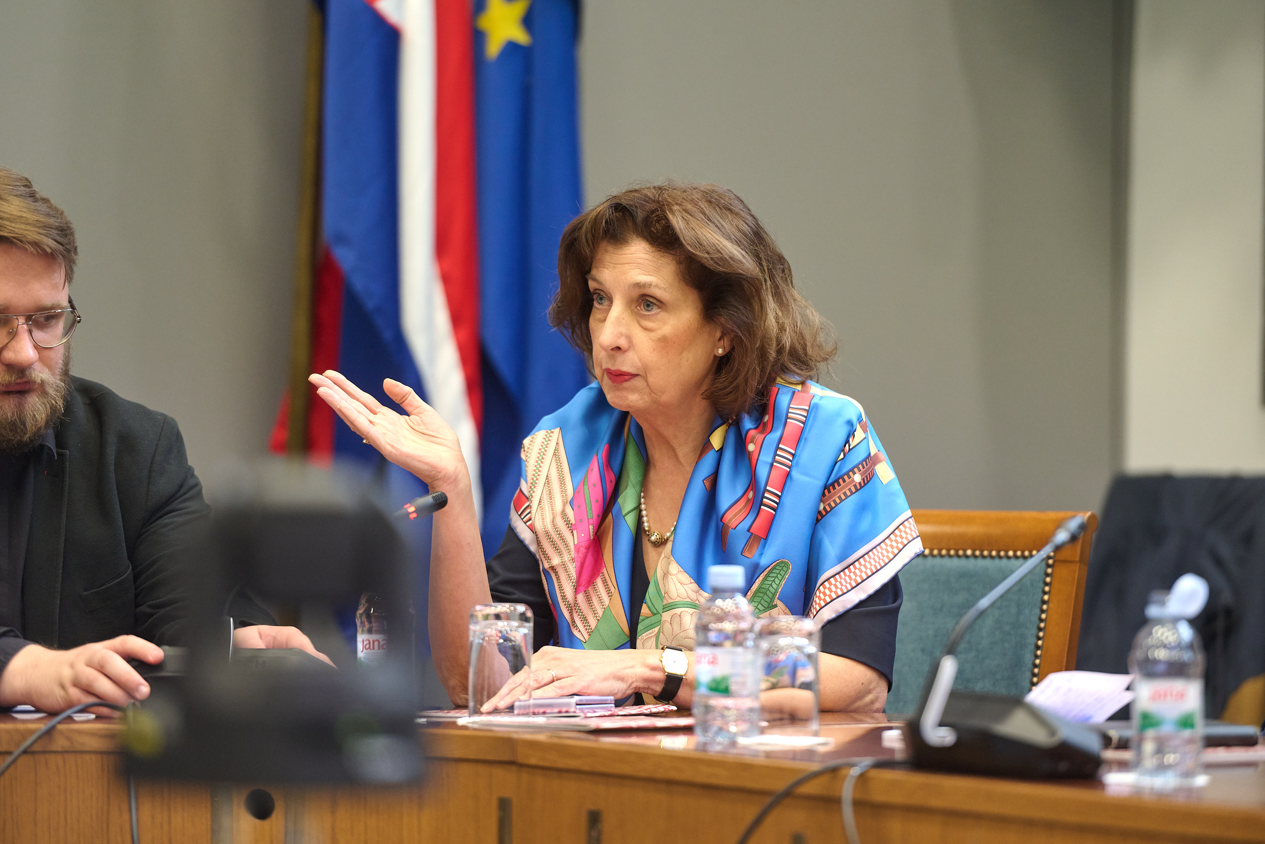 Analiza-Novosti-uio-okrugli-stol-48