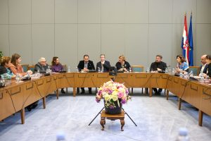 Analiza-Novosti-uio-okrugli-stol-52