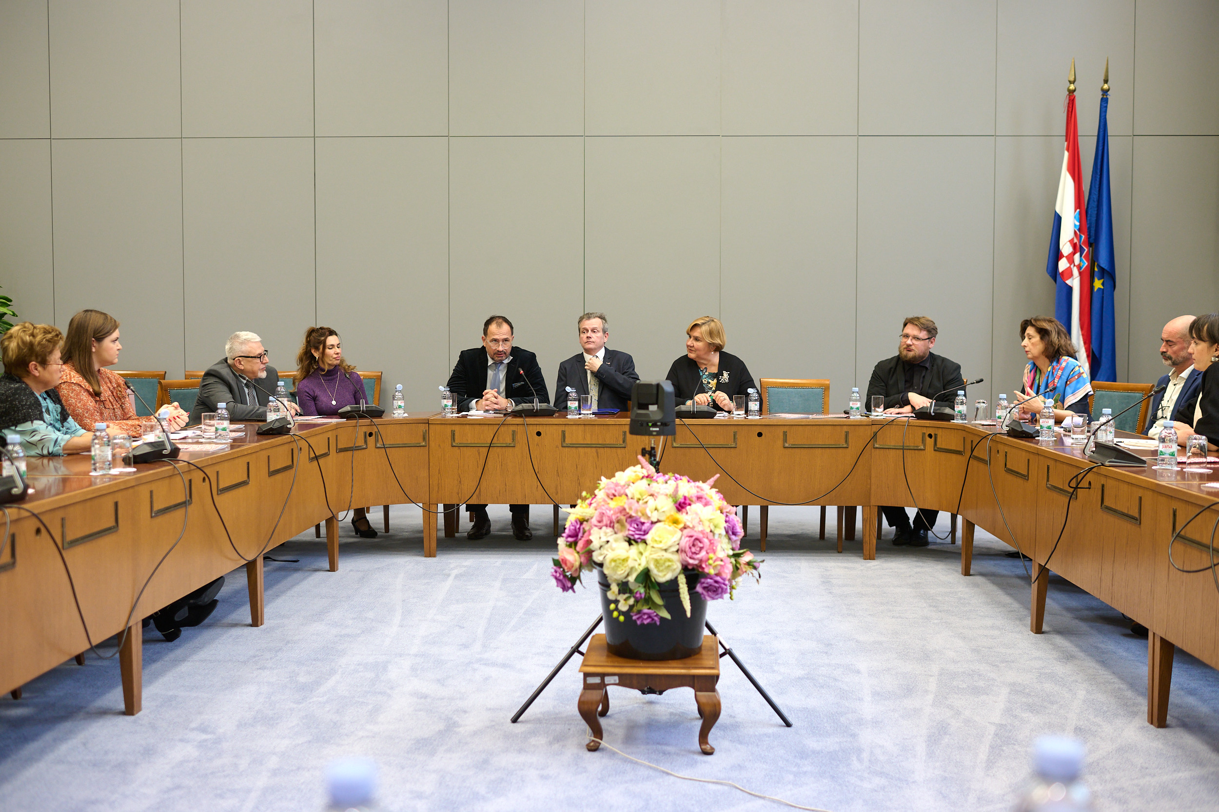 Analiza-Novosti-uio-okrugli-stol-52