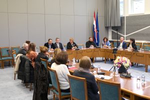 Analiza-Novosti-uio-okrugli-stol-54