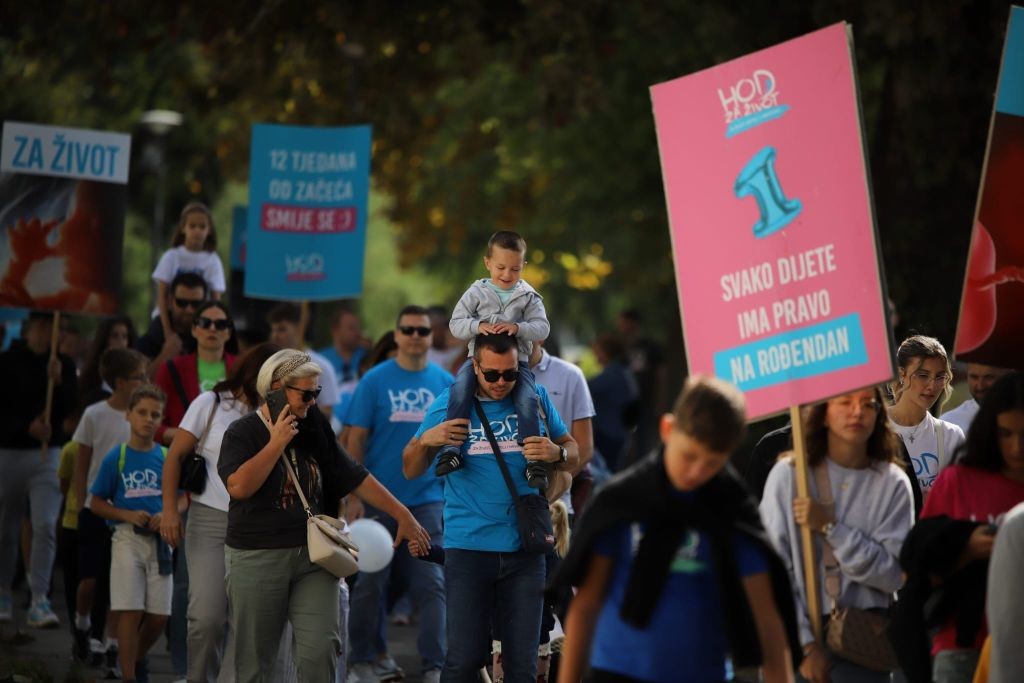 Održan Hod za život u Slavonskom Brodu : ‘Malen ne znači manje vrijedan, zaštitimo najranjivije’