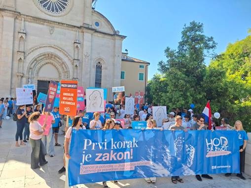 Hod za život u Šibeniku: Nakon snažnih svjedočanstava program završio pjesmom